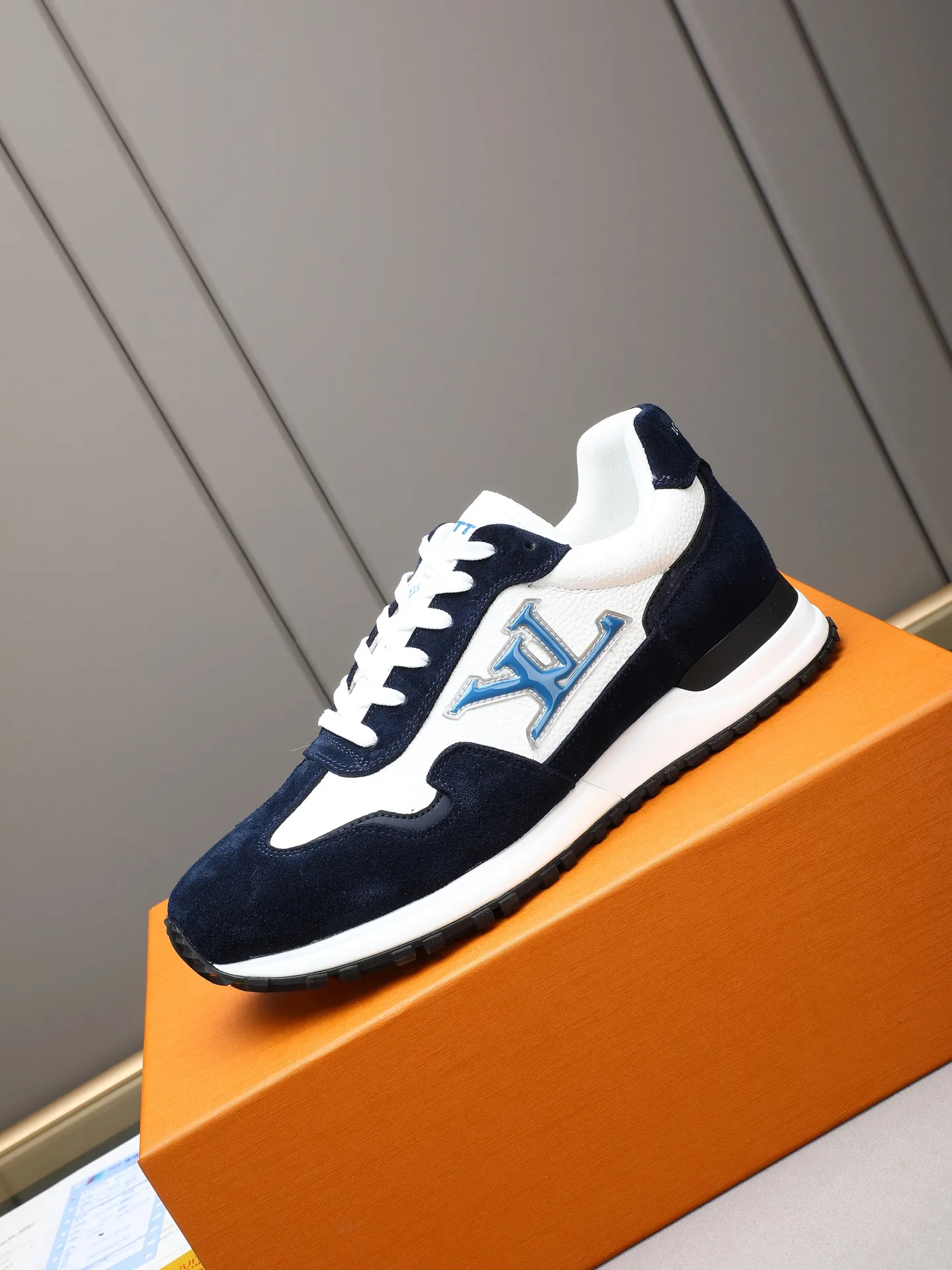 PP600 Louis Vuitton LV Run Men's Sports Shoes LV Run men's sports shoes are made of cowhide leather, low-key and luxurious. The tongue and heel are embellished with classic logos, giving it a full sense of hierarchy. The rubber sole has strong grip and wear resistance, suitable for daily wear or light sports scenes, and has a full sense of quality🎬size: 39-44 (customized at 38.45.46)